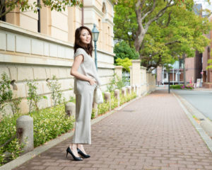 洋館前モデル撮影振り向き