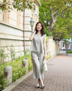 レトロ建物前スーツ写真