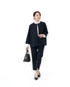 スーツのモデルバッグ持ち