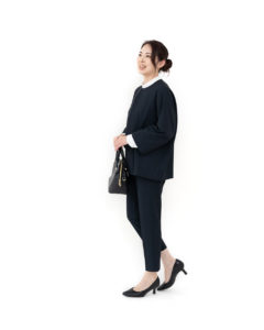 スーツを着たモデルバッグを正面で持つ