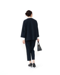 スーツ着用モデルバックショット