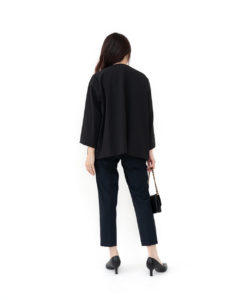 レディーススーツ全身バックショット