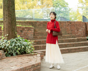 セーター撮影モデルバッグ持ち