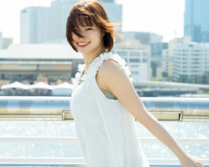 港を楽し気に歩く女性