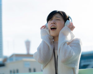 ヘッドフォンで歌う女性
